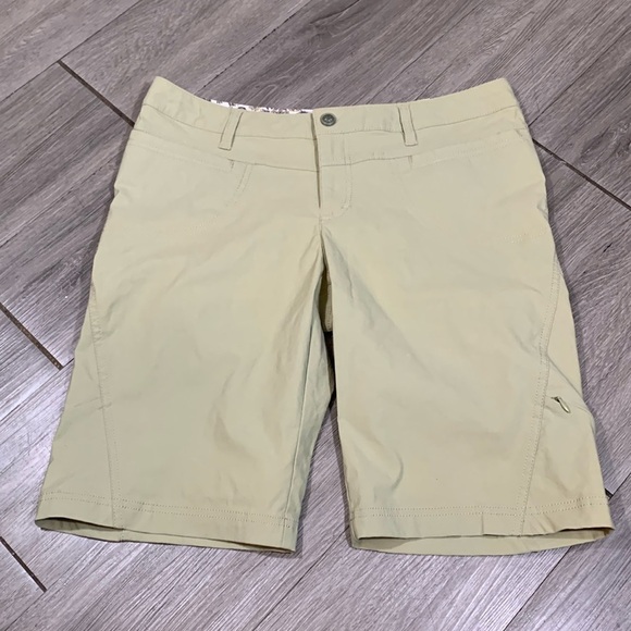 Athleta Green Flap Pocket Flat Front Shorts size 8 - Picture 1 of 9
